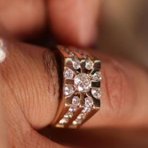 Man Yellow Gold Ring with 0.53 ct Center Round Natural Diamond Cut plus surrounding