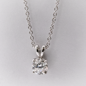Diamond Pendent with 0.90 ct GVS EGL 